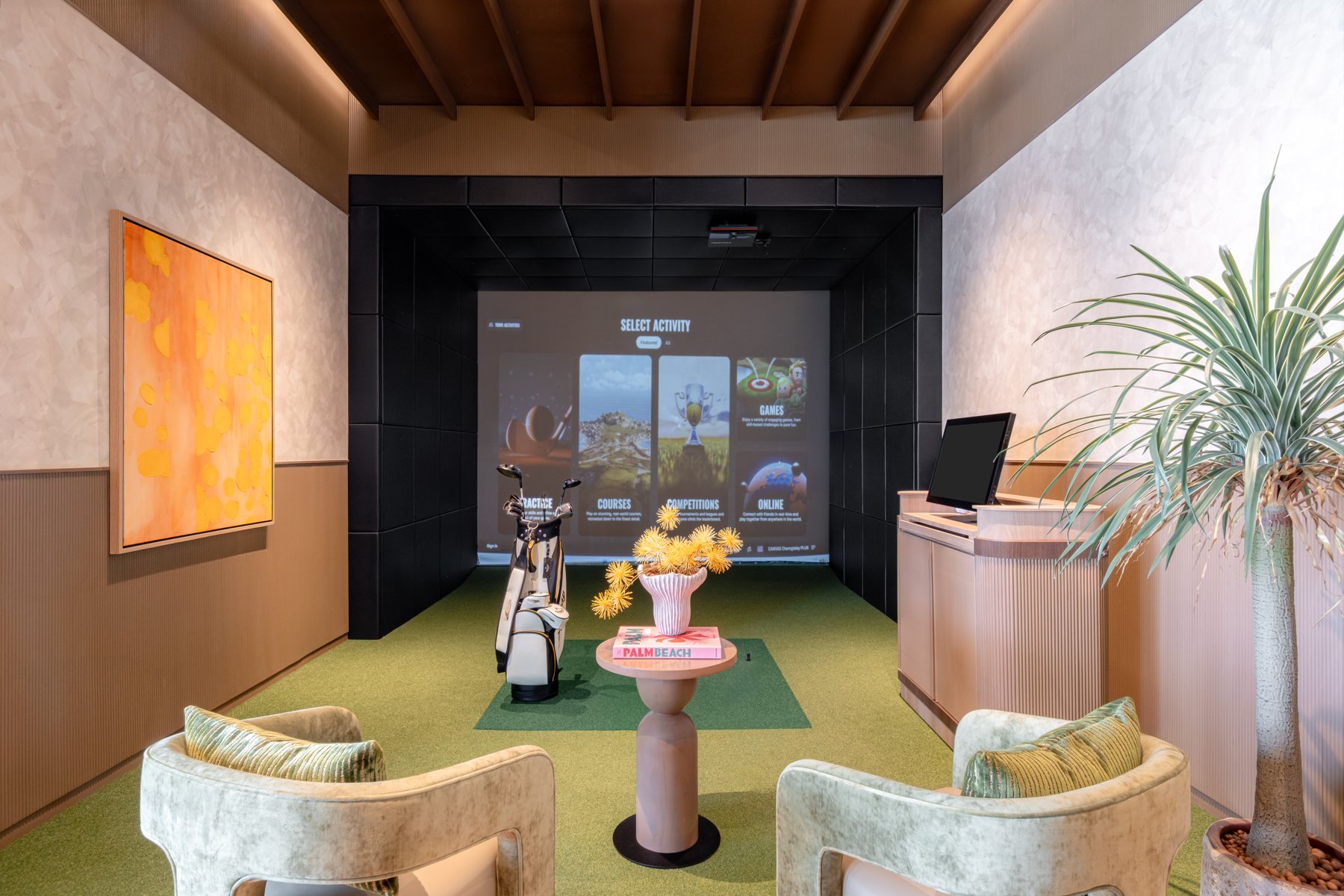 Canvas Cherngtalay: Salle de simulateur de golf à Canvas Cherngtalay avec des sièges confortables.