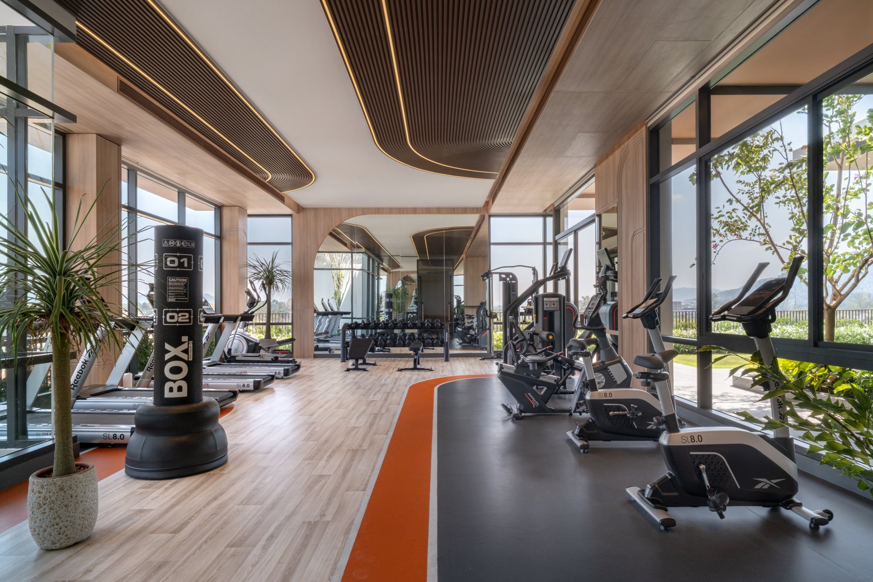 Canvas Cherngtalay: Centre de fitness moderne avec divers équipements et vue sur la verdure.