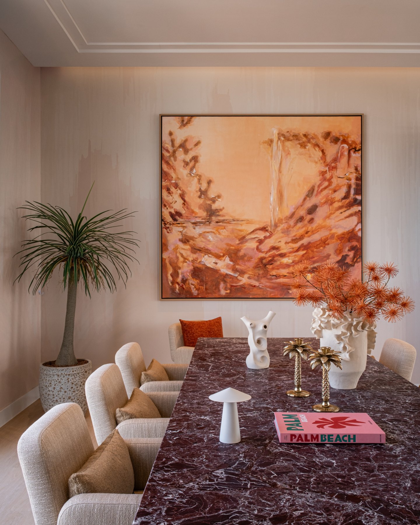 Canvas Cherngtalay: Gros plan sur la table en marbre et la décoration de la salle de réunion.