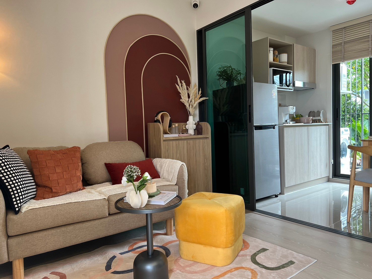 dcondo Calm: Living room with a glass sliding door separating it from the kitchen.