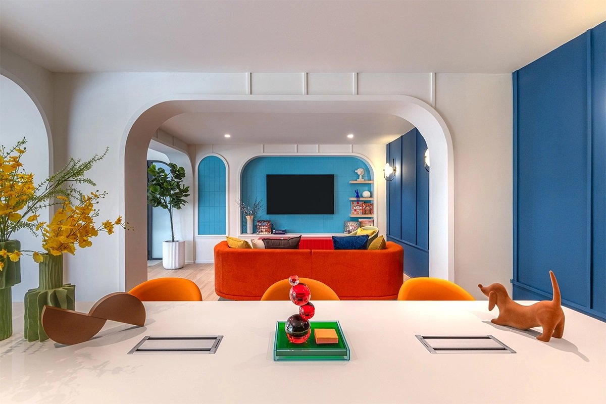 dcondo Shine Rangsit: Vibrant co-working and lounge area with a large meeting table and colorful sofas.