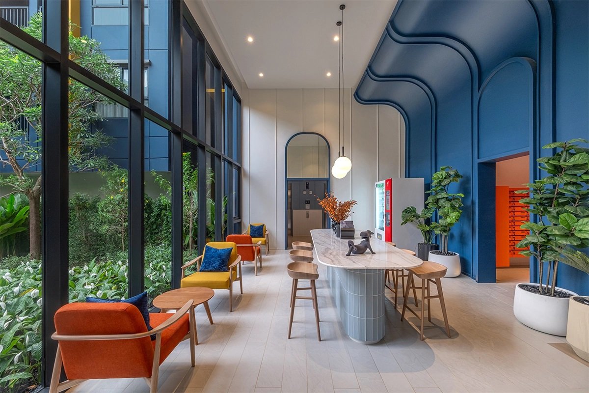 dcondo Shine Rangsit: Bright lobby lounge at dcondo Shine Rangsit with floor-to-ceiling windows and garden views.