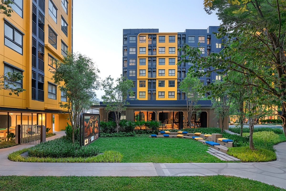 dcondo Shine Rangsit: View of the central garden and clubhouse with residential buildings in the background.