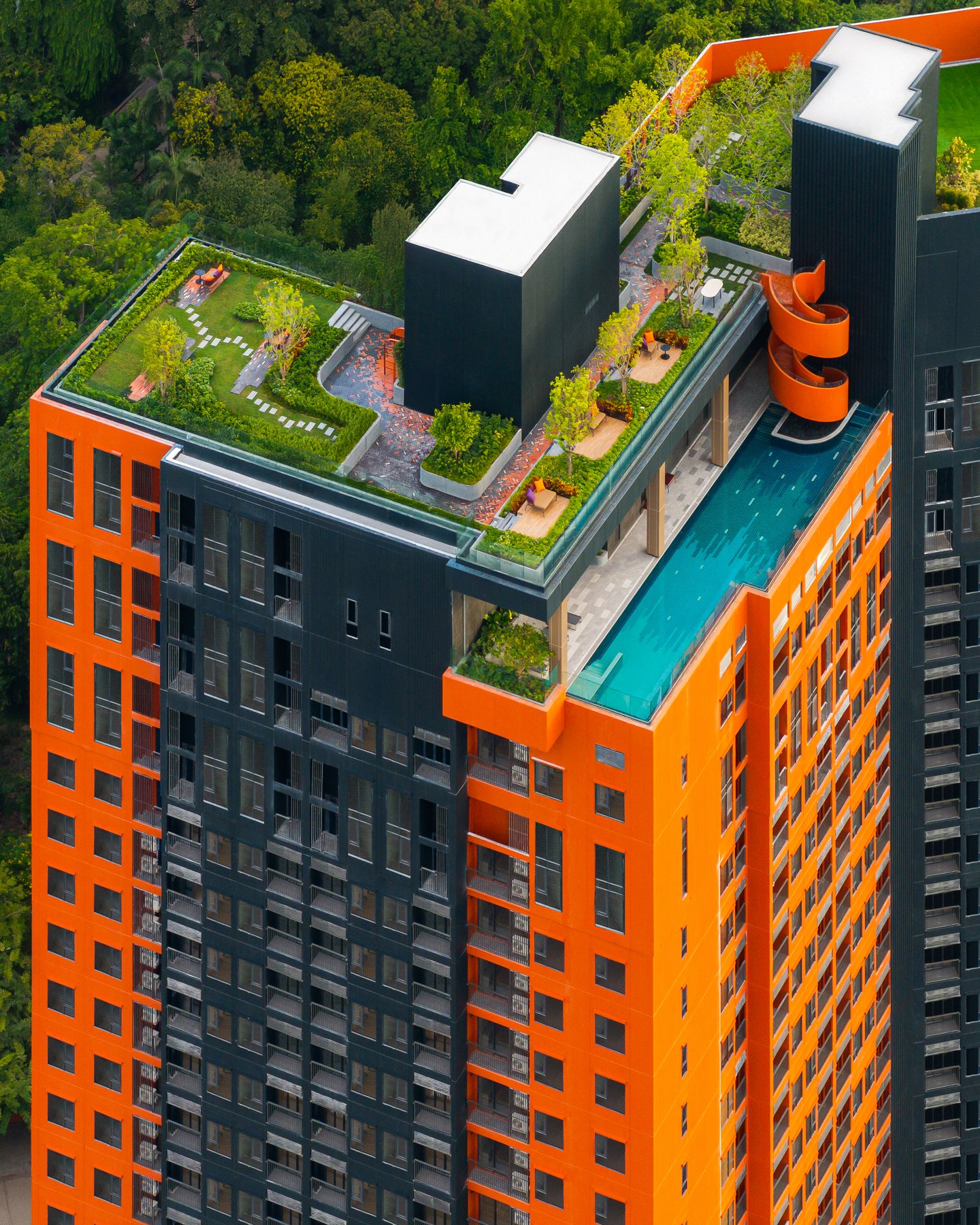 FLO by Sansiri: มุมมองทางอากาศของสวนบนดาดฟ้าและสระว่ายน้ำที่ FLO by Sansiri