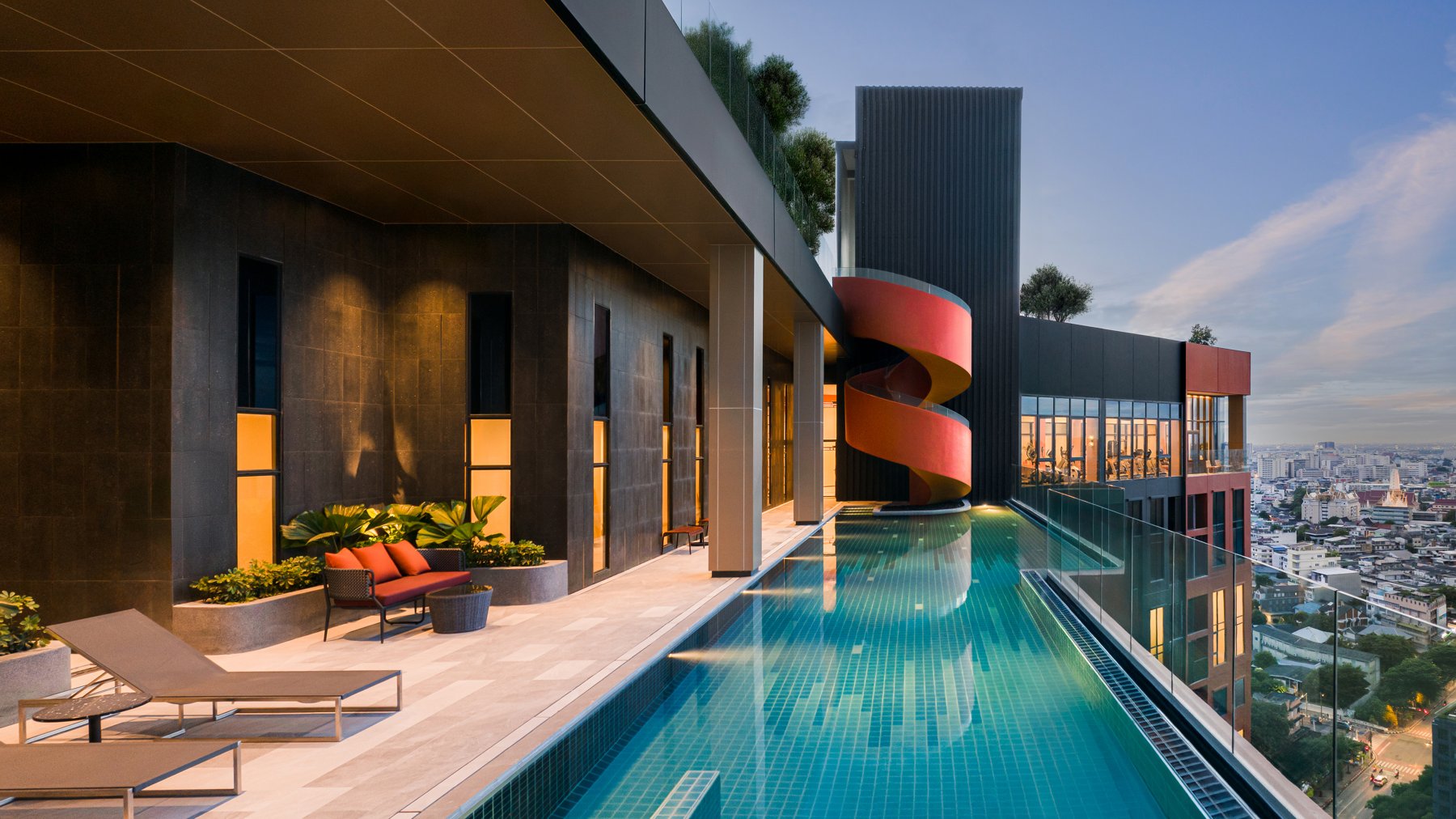 FLO by Sansiri: เก้าอี้พักผ่อนริมสระว่ายน้ำบนดาดฟ้าที่ FLO by Sansiri มองเห็นวิวเมือง