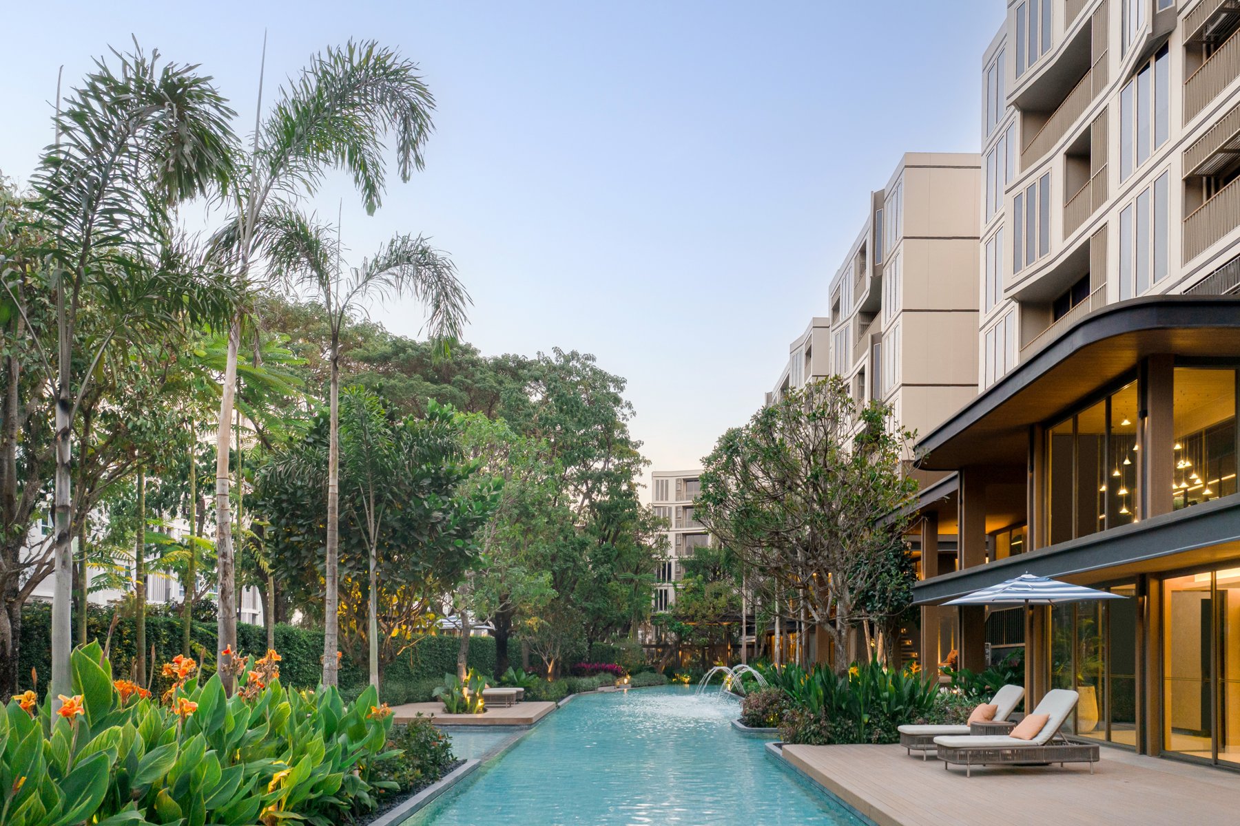 Mekin Haus: La piscine Fontaine de 55 mètres à Mekin Haus, entourée de jardins tropicaux luxuriants.