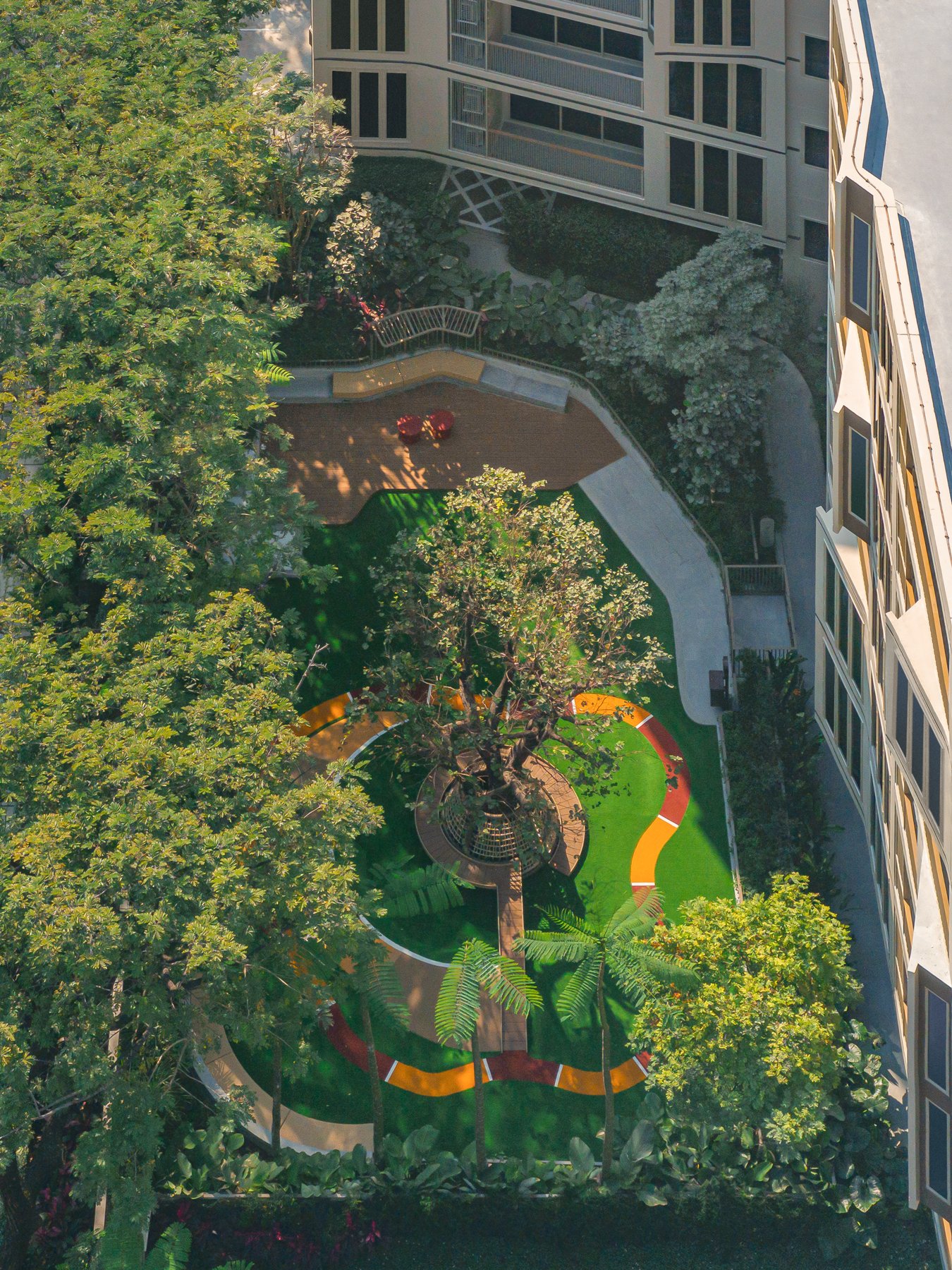Mekin Haus: Vue aérienne de l'espace de loisirs vert à Mekin Haus, possiblement le Pet Yard ou l'aire de jeux.