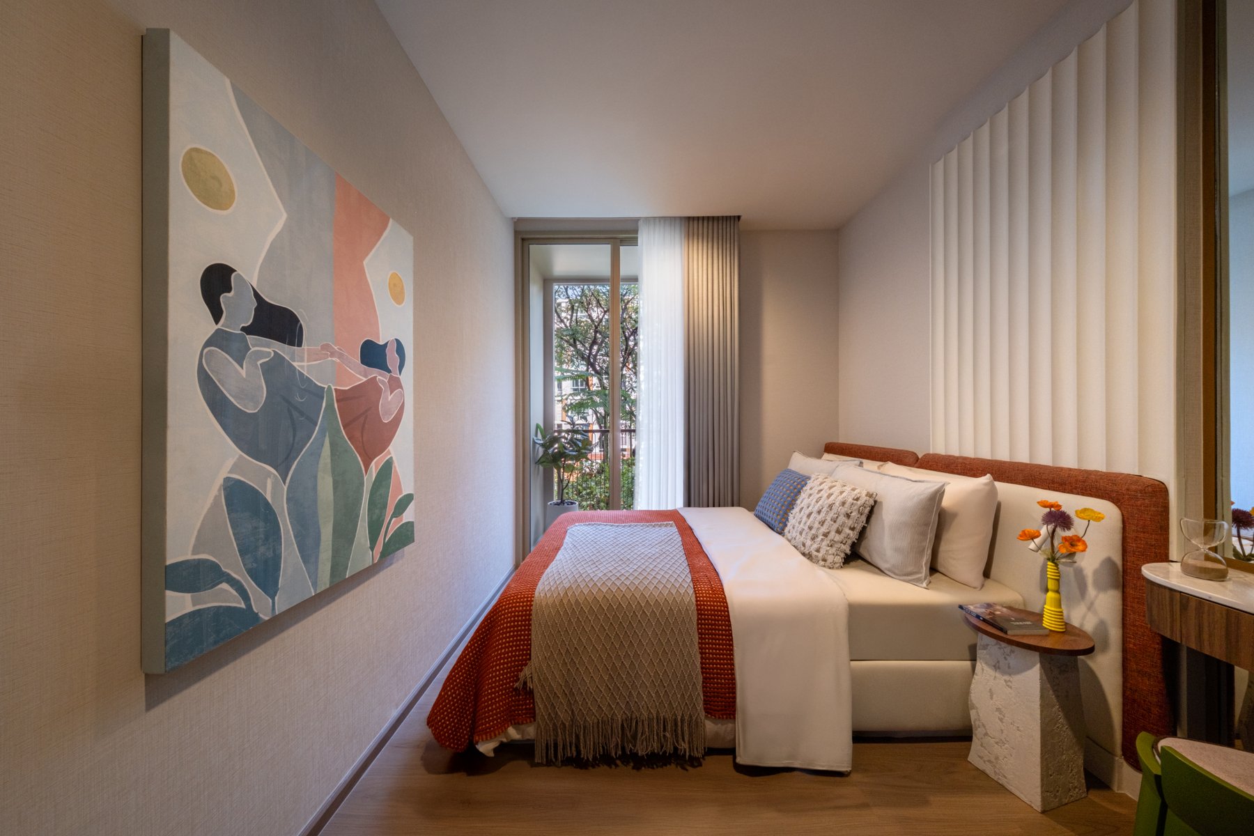 Mekin Haus: Intérieur de chambre à Mekin Haus, avec art contemporain et accès à un balcon.