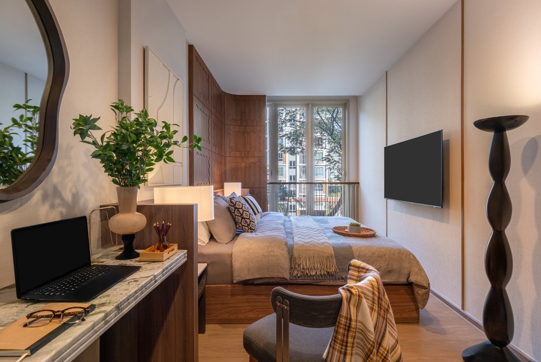 Mekin Haus: Chambre confortable à Mekin Haus avec une tête de lit en bois et un petit bureau.
