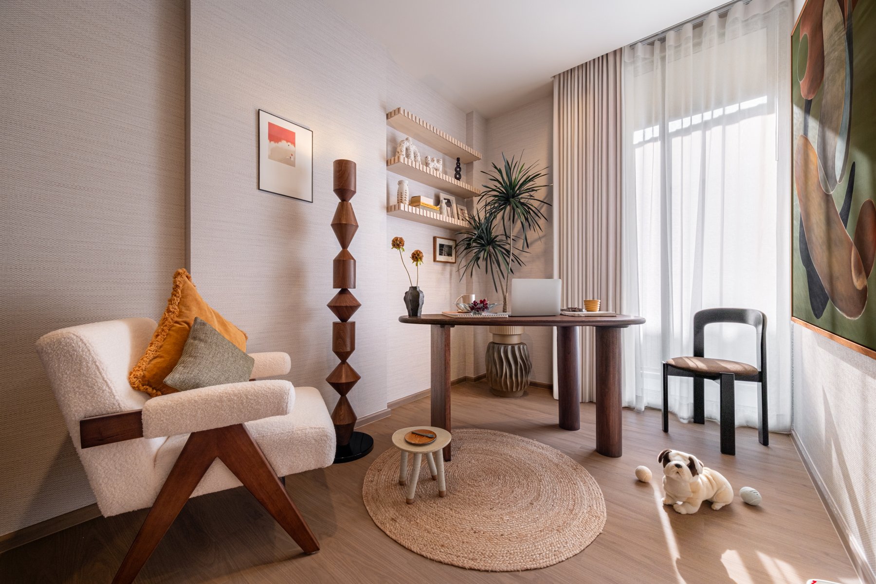 Mekin Haus: Pièce polyvalente à Mekin Haus configurée en un bureau à domicile élégant.