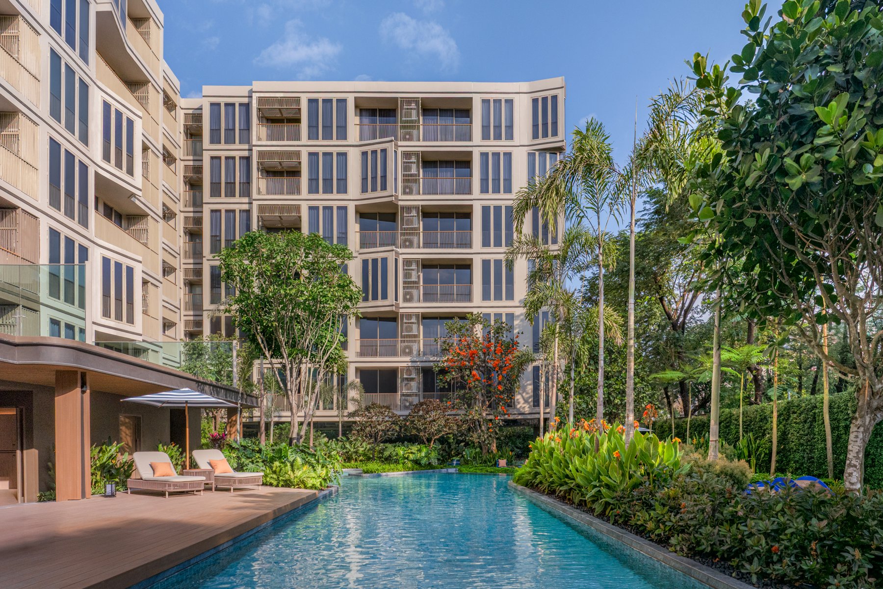 Mekin Haus: Vue sur la piscine vers la façade moderne de Mekin Haus.
