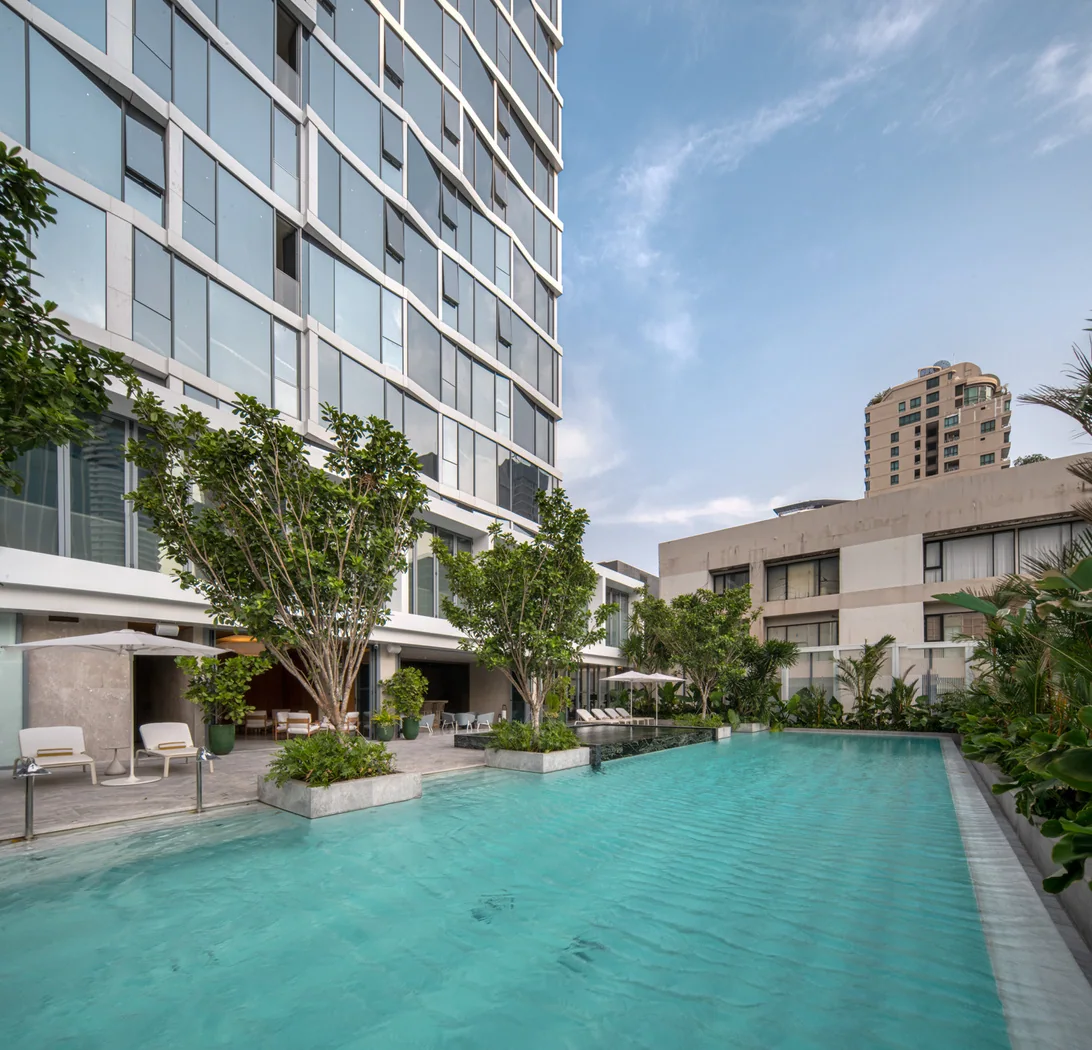 SCOPE Langsuan: สระว่ายน้ำและพื้นที่โดยรอบ