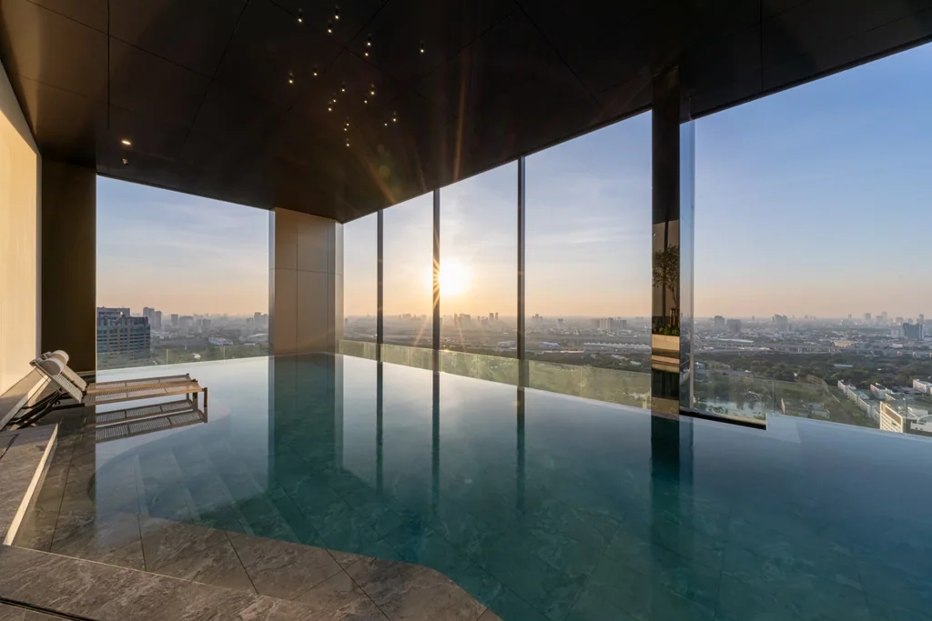 Crest Park: Swimming pool and surrounding deck