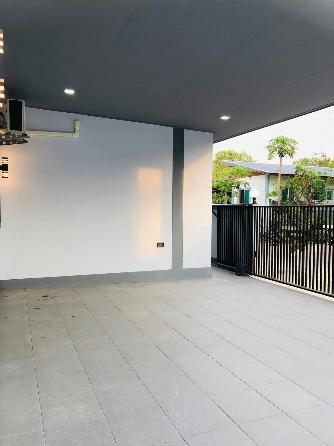 Huay Yai house: Stationnement couvert