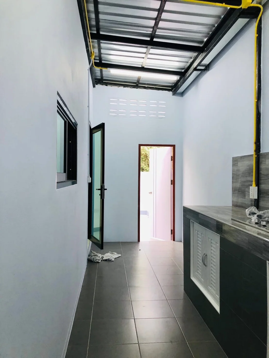 Huay Yai house: Passage latéral couvert