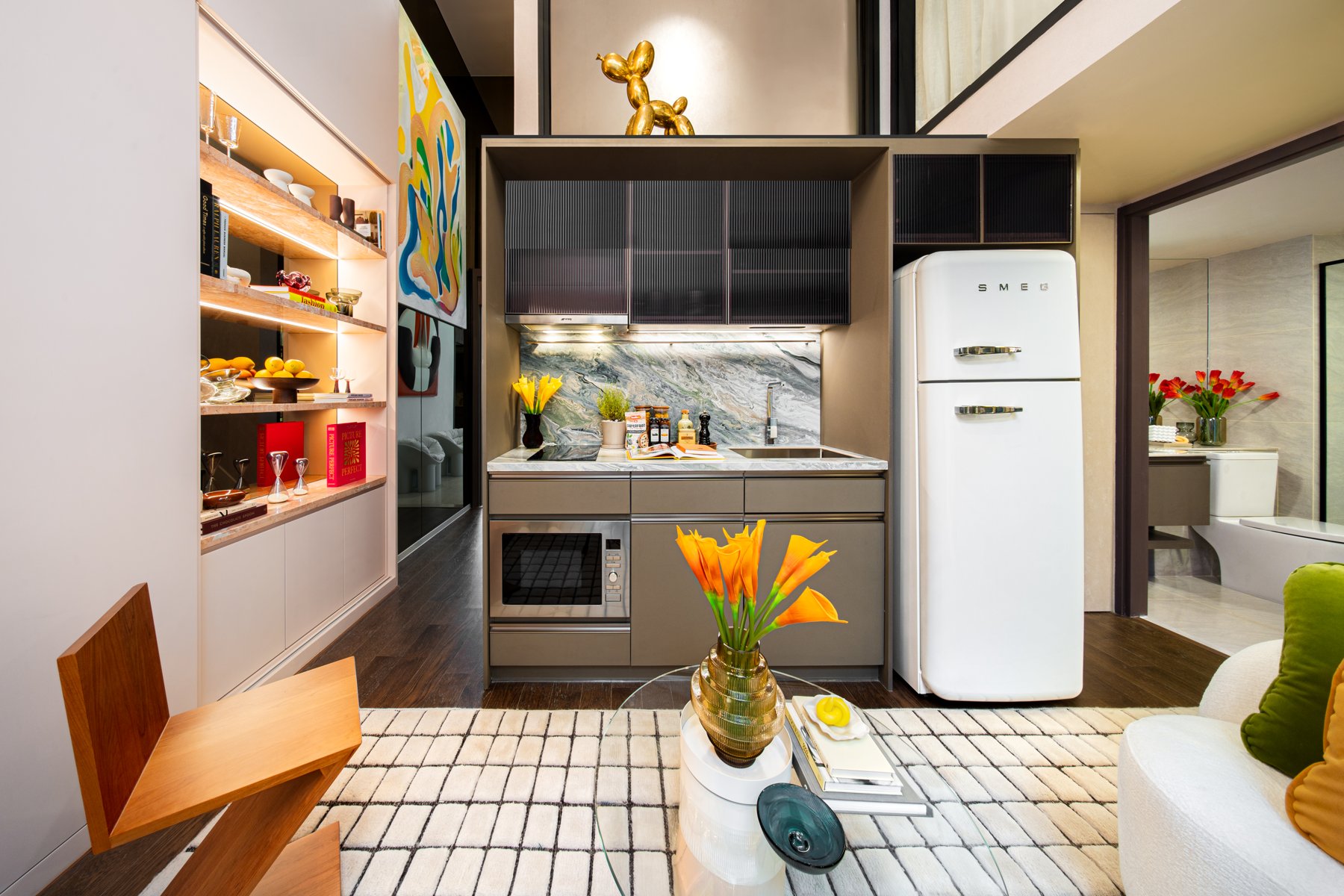 SHUSH Ratchathewi: Kitchenette compacte et salon dans un appartement moderne à SHUSH Ratchathewi.