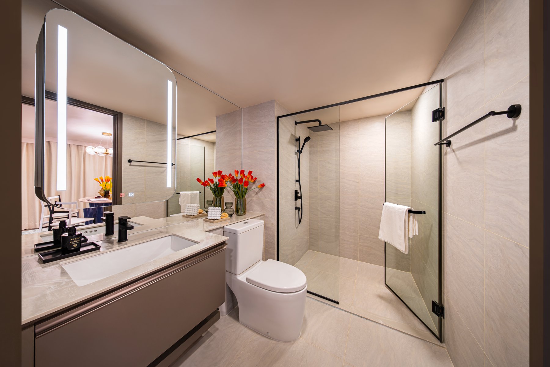 SHUSH Ratchathewi: Salle de bains moderne avec un grand miroir de courtoisie éclairé et une douche vitrée.