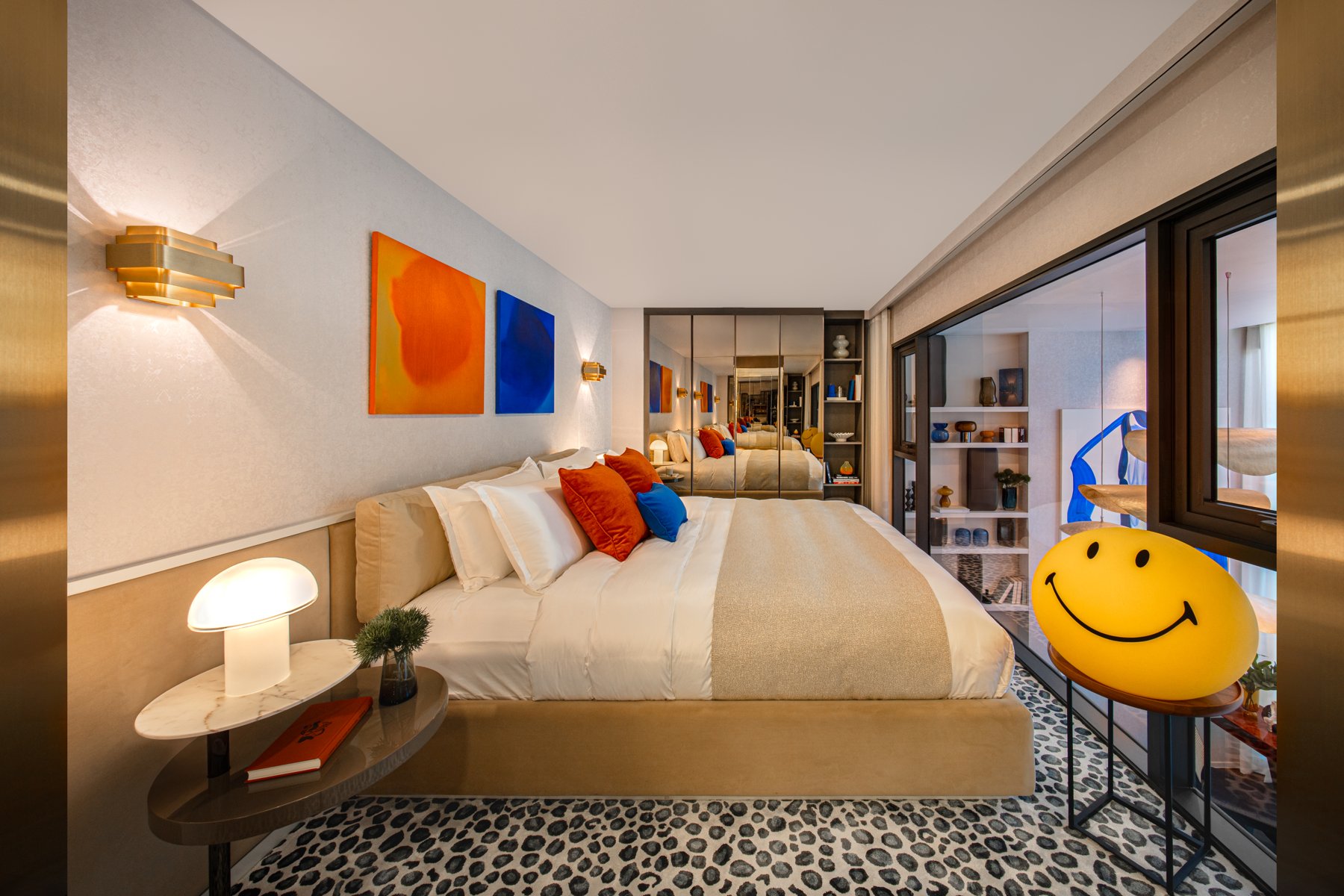 SHUSH Ratchathewi: Chambre avec un sol de style galets et des œuvres d'art colorées, s'ouvrant sur un balcon.