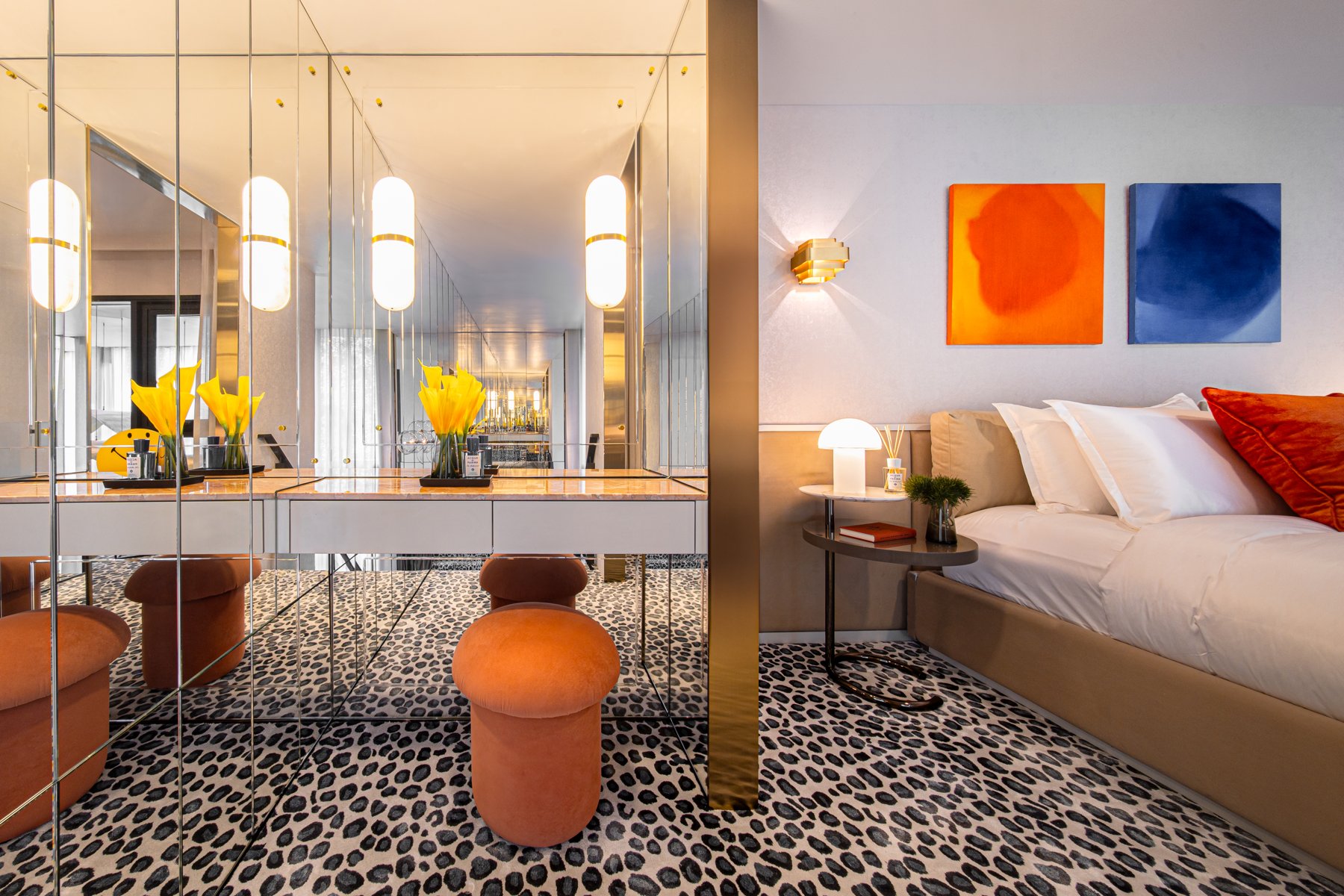 SHUSH Ratchathewi: Chambre avec un mur de penderies en miroir et une coiffeuse à côté du lit.