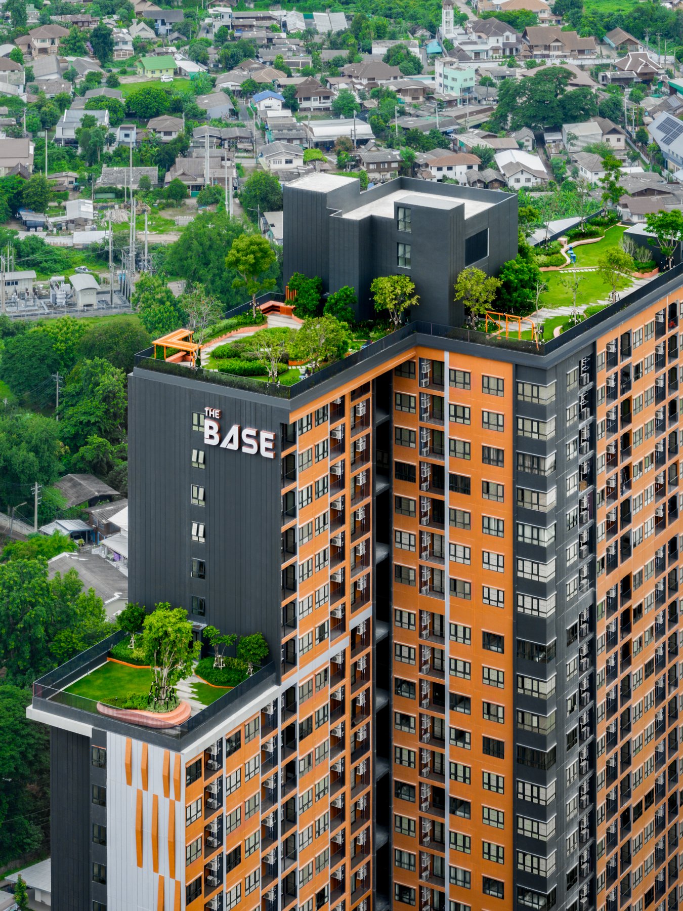 The Base Height Chiang Mai: สวนและพื้นที่พักผ่อนบนดาดฟ้าของเดอะ เบส ไฮท์ เชียงใหม่