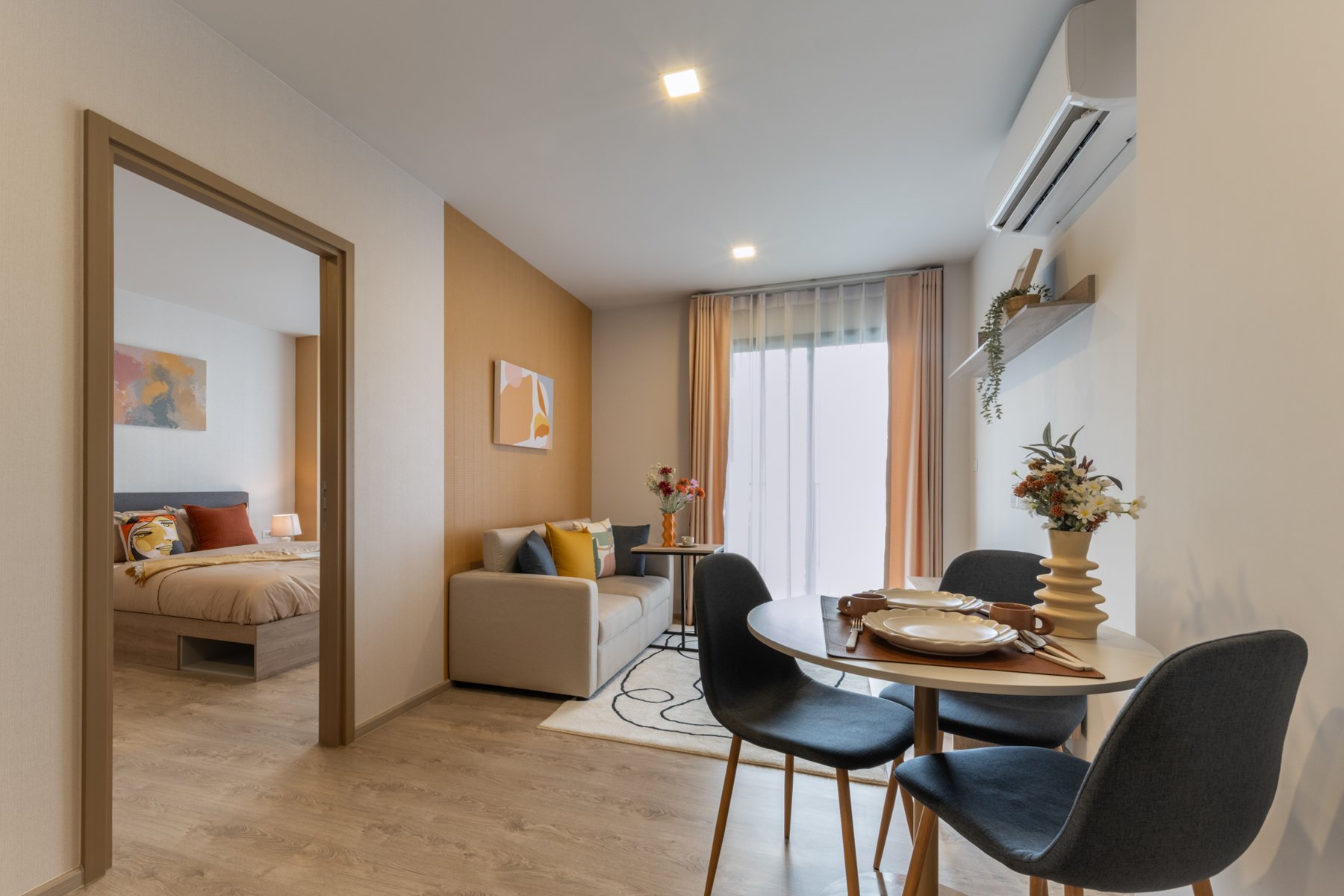 The Base Height Chiang Mai: พื้นที่นั่งเล่นและรับประทานอาหารในอพาร์ตเมนต์หนึ่งห้องนอนที่เดอะ เบส ไฮท์ เชียงใหม่