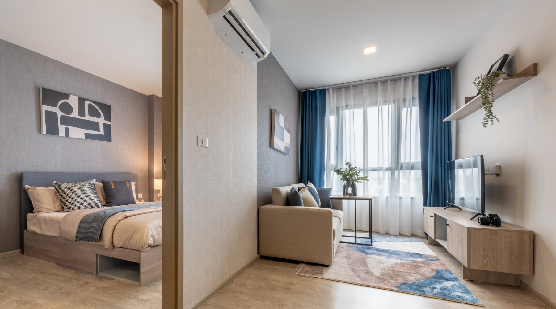 The Base Height Chiang Mai: ห้องนั่งเล่นขนาดกะทัดรัดพร้อมทีวีและทางเข้าห้องนอน