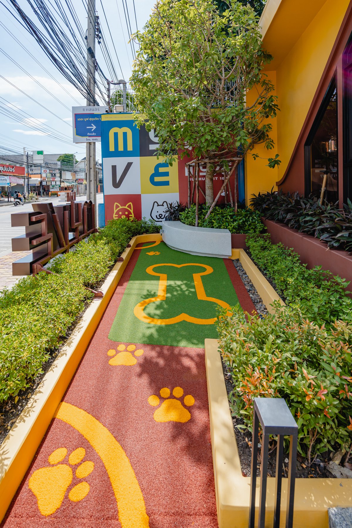 The MUVE Sukhumvit 107: A close-up of the colorful, cushioned ground of the pet play area.